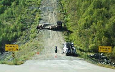 kaçak şeritte Jack-knifed yarı kamyon