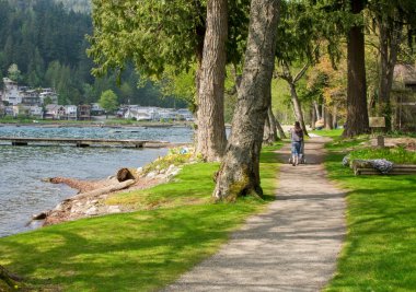 Anne gezinti bebek lakeside yolu üzerinde