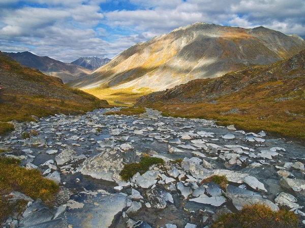 Északi klondike folyó mellékfolyója az őszi — Stock Fotó