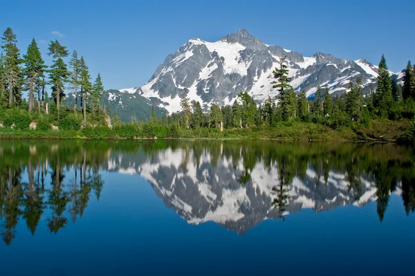 Mt. Shuksan and Picture Lake in Washingt — стокове фото
