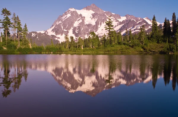 Mt. shuksan i obraz jezioro w parku m — Zdjęcie stockowe