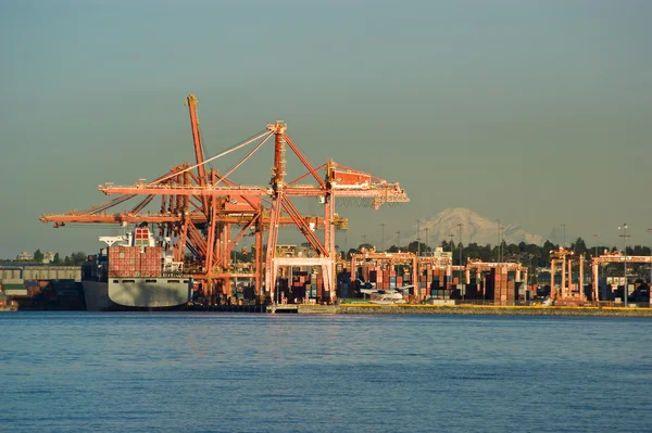 Containerschepen in de haven van vancouver — Stockfoto
