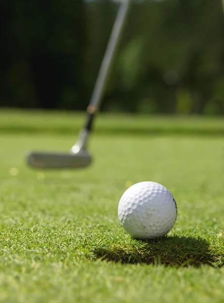 Golfball rollt auf Loch zu — Stockfoto
