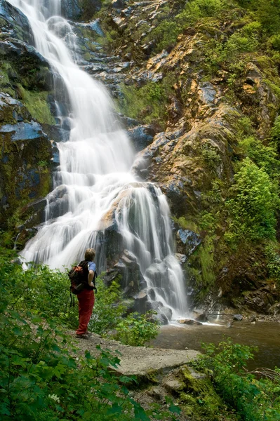 Wandelaar en waterval — Stockfoto