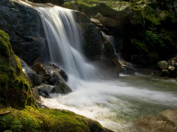 小瀑布和长满苔藓的巨石 — 图库照片