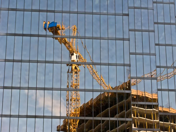 Konstrukce jeřábu office tower reflectio — Stock fotografie