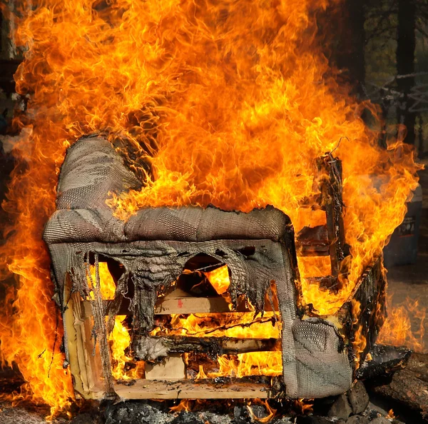 Burning fåtölj — Stockfoto