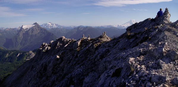 Wandelaar bovenop een berg top — Stockfoto