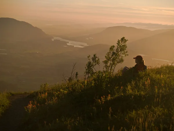 Wanderer entspannen bei Gipfelblick — Stockfoto