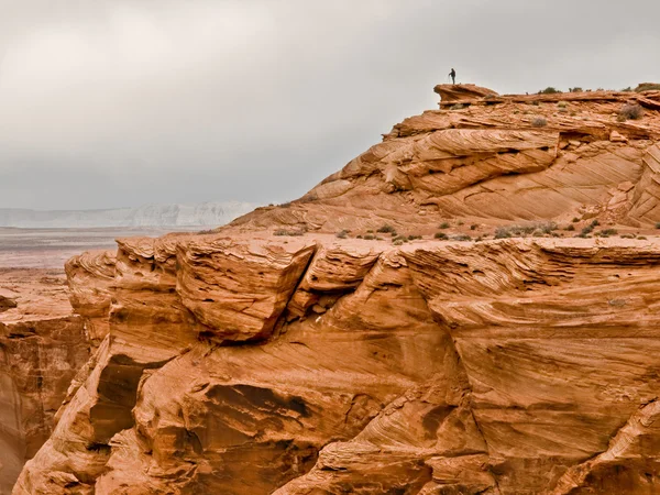 Photographer at cliff edge — Stock Photo, Image