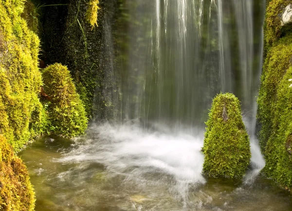 瀑布和长满苔藓的石头 — 图库照片