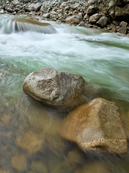 Řeka balvany — Stock fotografie