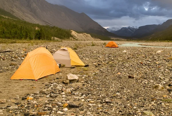 Палатки вдоль реки — стоковое фото