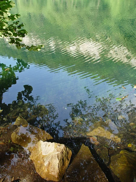 Groen water bergmeer — Stockfoto