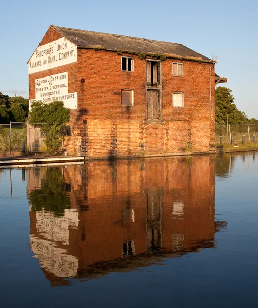 Red brick warehouse by Canal — Stock Photo, Image