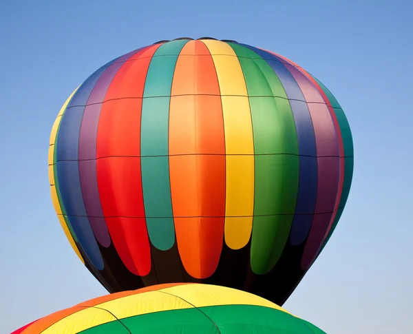 Разноцветный воздушный шар поднимается — стоковое фото