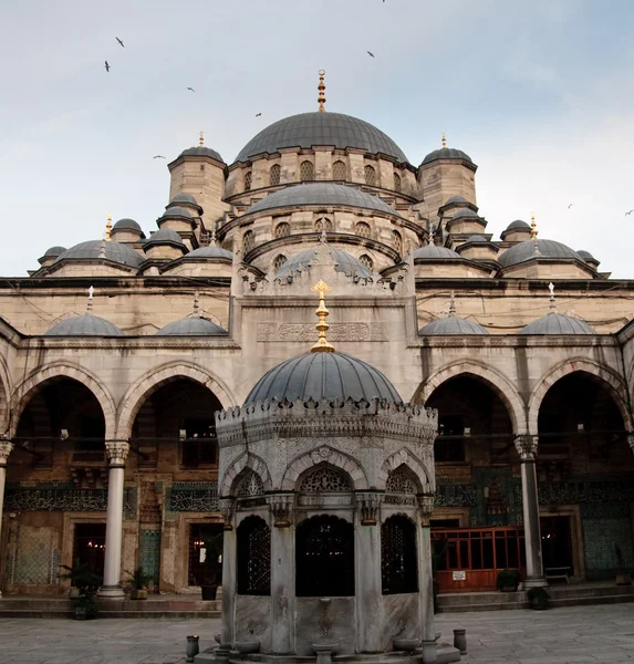 Интерьер новой мечети в Стамбуле — стоковое фото