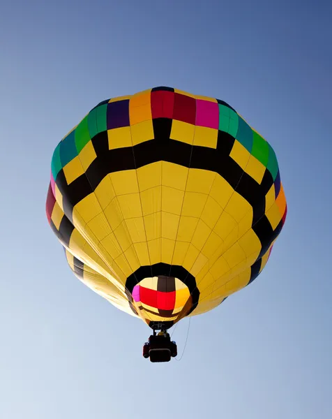 空に高騰、熱気球 — ストック写真