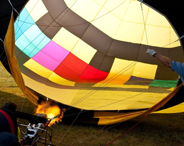 Horkovzdušný balón inflace s plameny — Stock fotografie