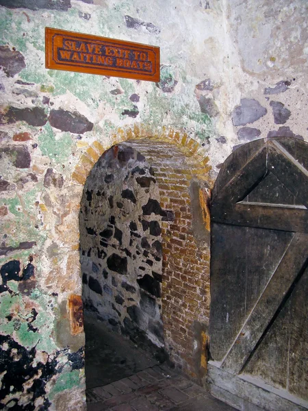 Otrok exit v elmina hradu v Ghaně — Stock fotografie