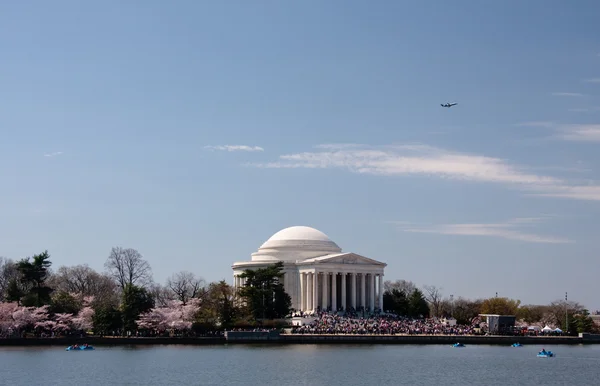 Взлетающий літак над Jefferson Memorial — стокове фото