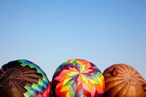Tres globos de aire caliente siendo inflados —  Fotos de Stock