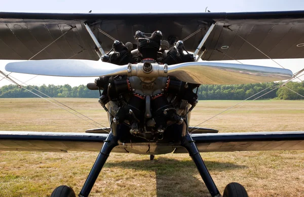螺旋桨和旧的双翼飞机引擎 — 图库照片