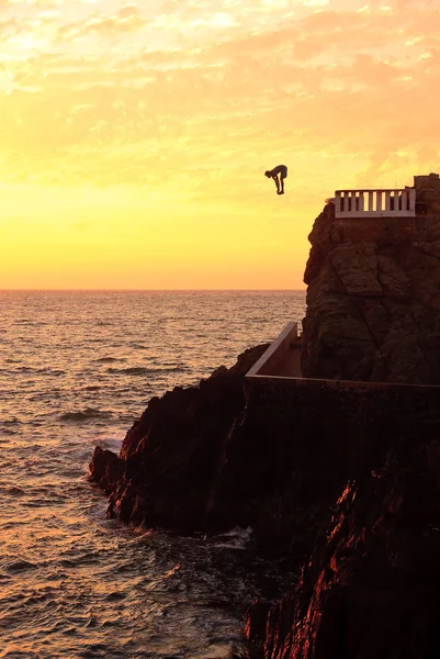Cliff mergulhador ao largo da costa de Mazatlan — Fotografia de Stock