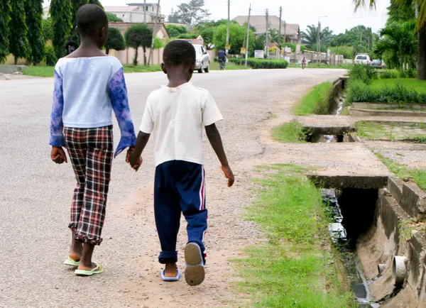 Niños africanos en carretera —  Fotos de Stock