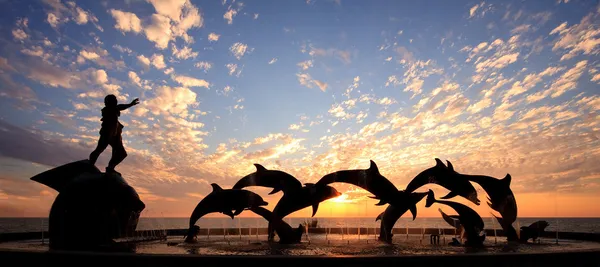 Delfin-szobor előtt naplemente — Stock Fotó