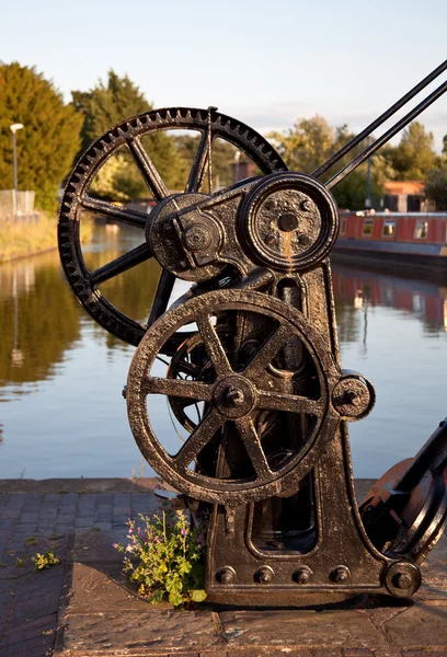 Old winch by canal in Ellesmere — Stock Photo, Image