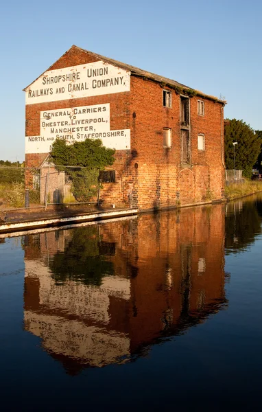 Shropshire warehouse reflected in canal — Stock Photo, Image