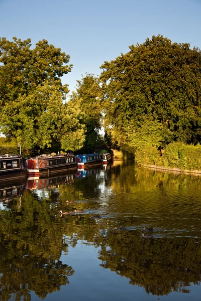 Barcazas del canal reflejadas en aguas tranquilas — Foto de Stock