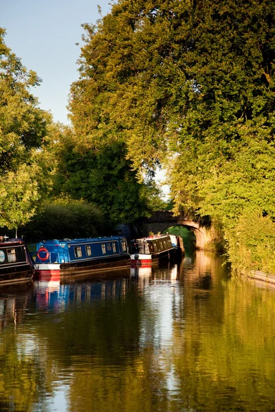 Barcazas del Canal reflejadas en un canal tranquilo — Foto de Stock