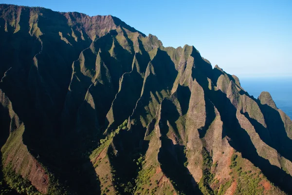 Zerknitterte Felswand an der Küste von Pali — Stockfoto