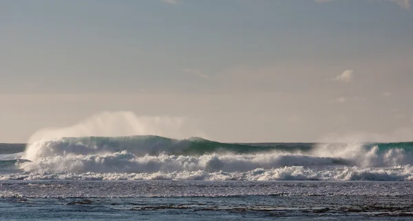 Хвилі, що ламаються на рифі з піщаного б — стокове фото