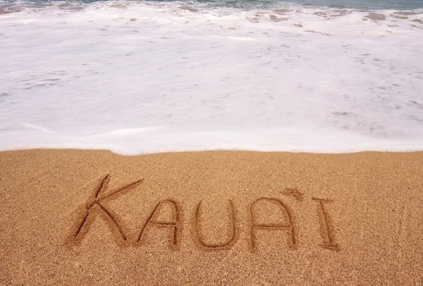 Kum içine yazılmış kelime kauai — Stok fotoğraf