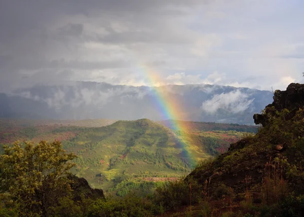 在考艾岛上怀梅阿峡谷上空的彩虹 — 图库照片