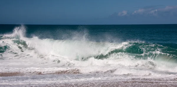 Волны ломаются на песчаном пляже — стоковое фото