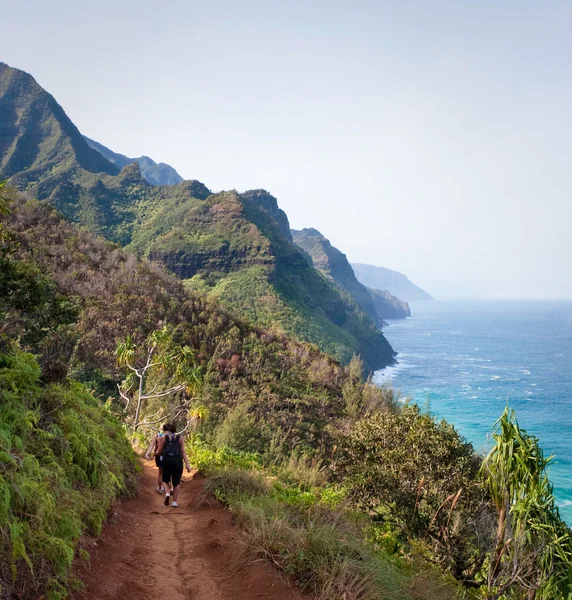 Caminhantes femininas em Kalalau Trail Kauai — Fotografia de Stock