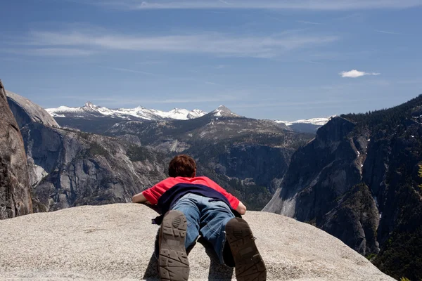 Joven excursionista acostado propenso sobre Yosemite — Foto de Stock