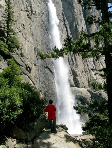 Caminhante com vista para o fluxo principal de Yosemite — Fotografia de Stock