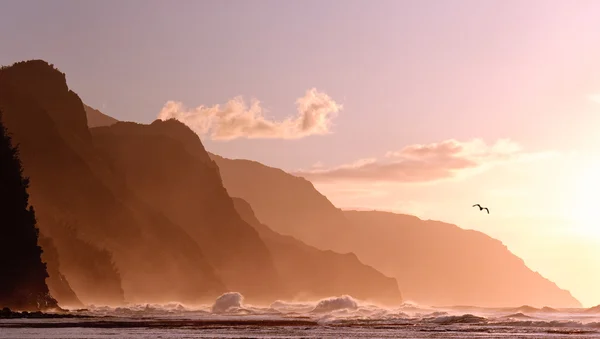 日落关闭 na pali 海岸线上考艾岛 — 图库照片