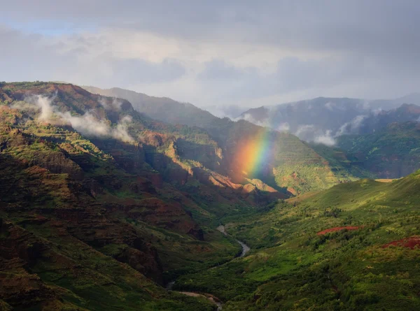 Regenbogen fällt auf Fluss im Waimea Canyo — Stockfoto