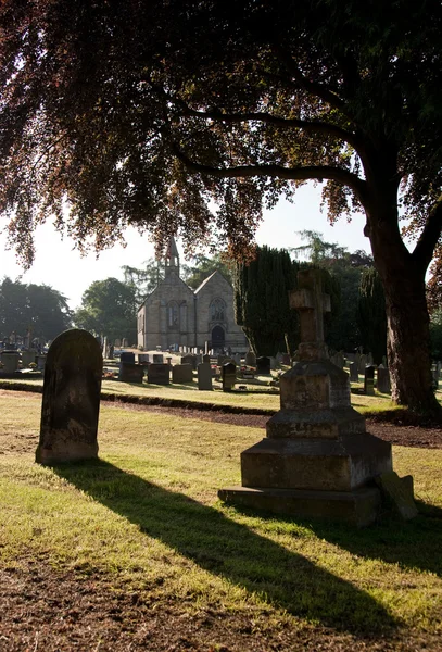 Подсветка надгробий с церковью — стоковое фото