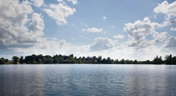 Panorámás kilátás nyílik a tóra, ellesmere — Stock Fotó