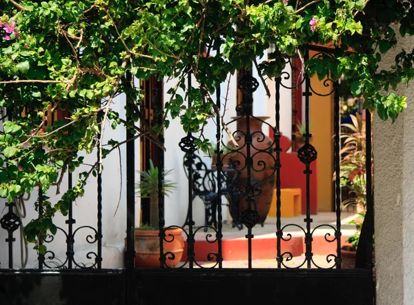 Украшенные железные ворота с патио — стоковое фото