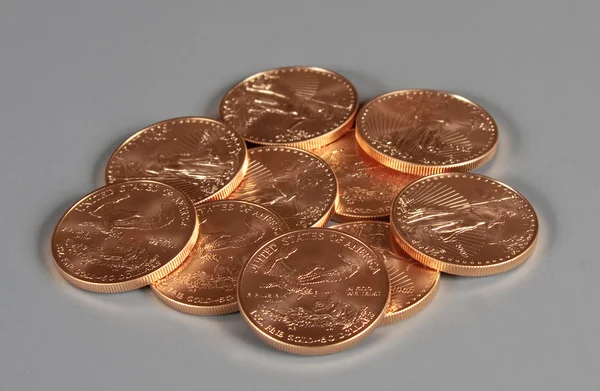 Montón de monedas de oro US Eagle —  Fotos de Stock