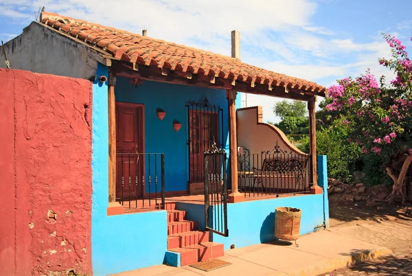 Blaues Haus mit leuchtend roter Wand — Stockfoto