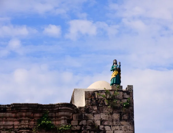 Geschilderde standbeeld op dak van kopala kerk — Stockfoto